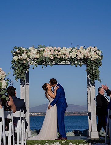 baiser de mariage d'un couple hétérosexuel face à la mer