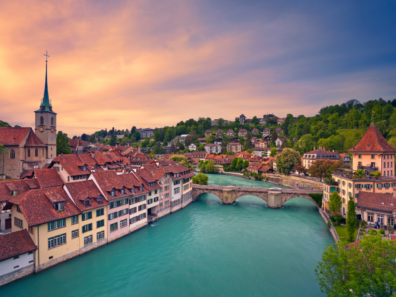 Consultant SEO Berne - Vue pittoresque de Berne avec le pont sur la rivière Aare au coucher du soleil.