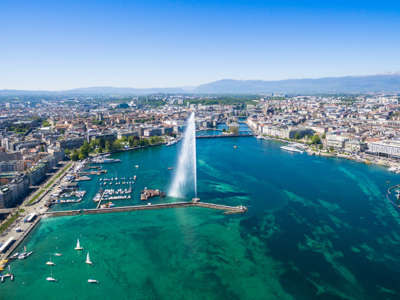 Consultant SEO Genève - Vue aérienne de Genève avec le Jet d'Eau et le lac Léman.