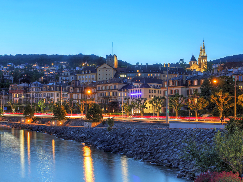 Consultant SEO Neuchâtel - Vue nocturne de la ville de Neuchâtel