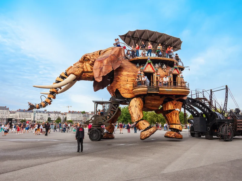 Consultant SEO Nantes - Éléphant mécanique géant en bois transportant des visiteurs à Nantes